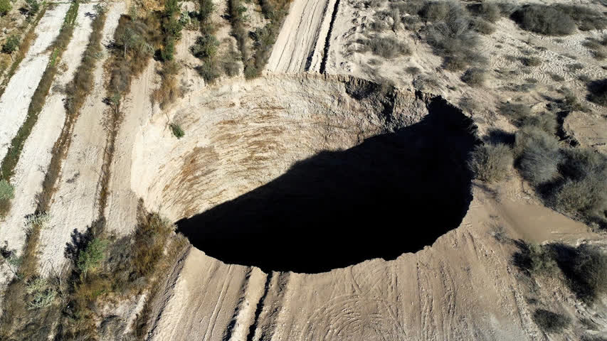 Фото - Гигантская воронка появилась рядом с медной шахтой в Чили