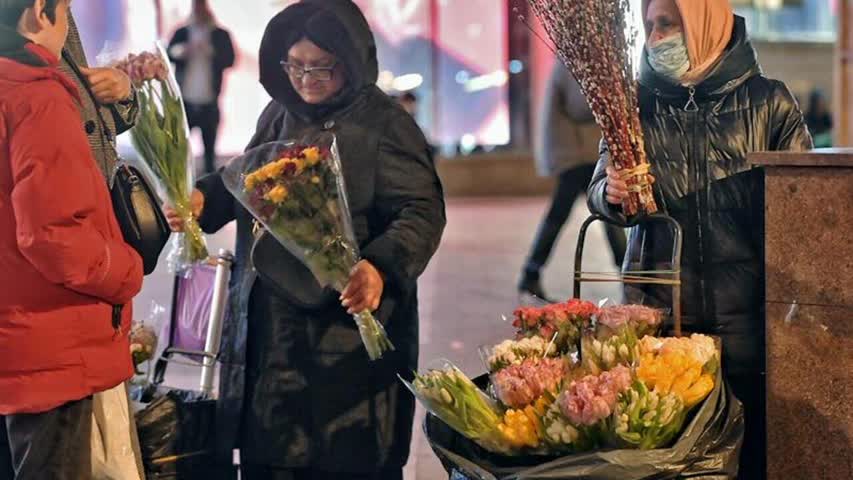 Фото - В России призвали отказаться  от пластиковой упаковки для цветов