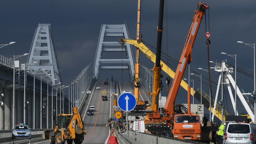 Фото - Названа дата возобновления движения по разрушенной стороне Крымского моста